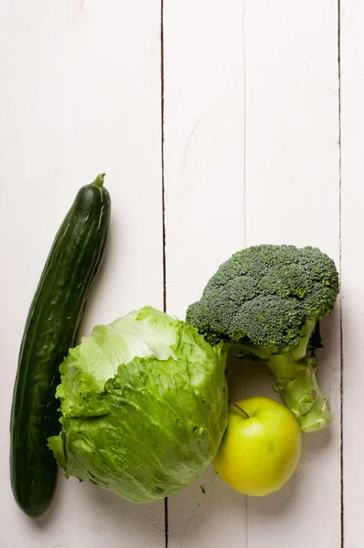 Groene groenten op witte boards — Stockfoto