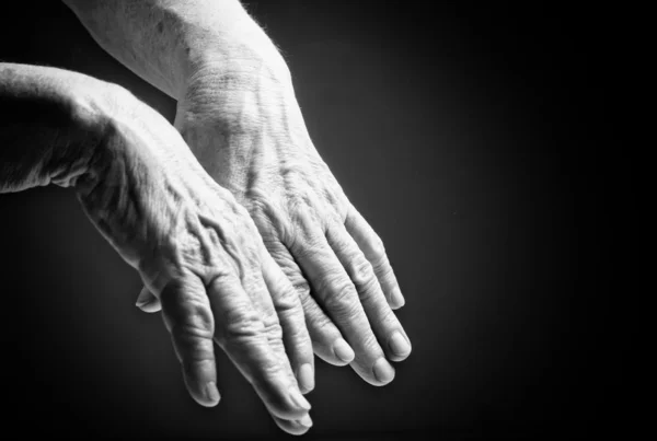 Ανώτερος χέρια. πάσχουν από τον πόνο και ρευματισμούς — Φωτογραφία Αρχείου