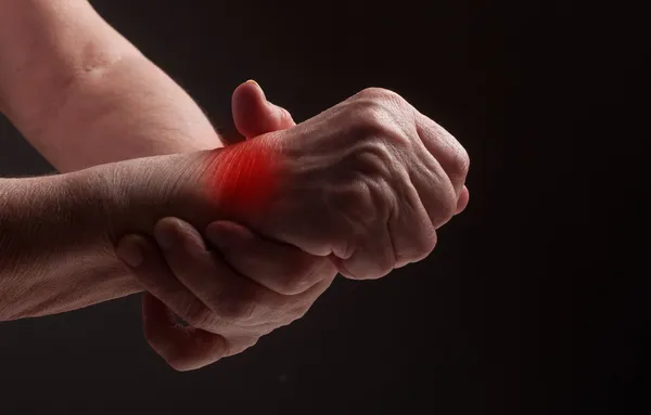 Senior hands. Suffering from pain and rheumatism — Stock Photo, Image