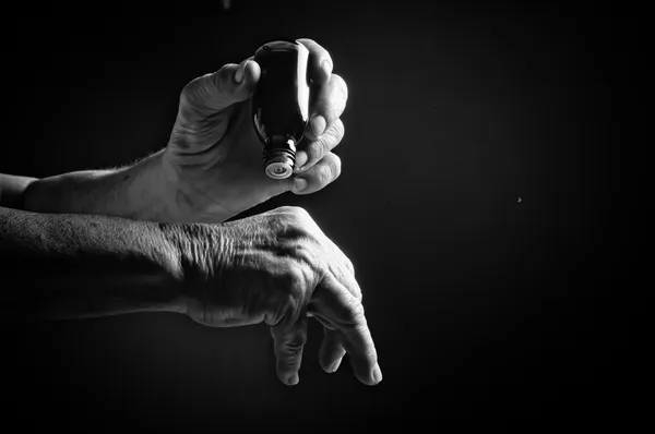 Senior hands. Suffering from pain and rheumatism — Stock Photo, Image