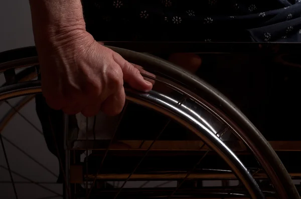 Starszy ręce na wózku inwalidzkim — Zdjęcie stockowe