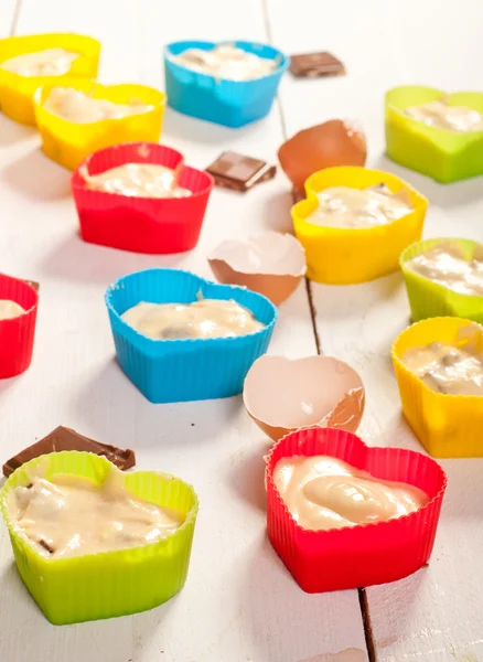 Förbered muffins. muffins i färgstarka silikon formar på vita boa — Stockfoto
