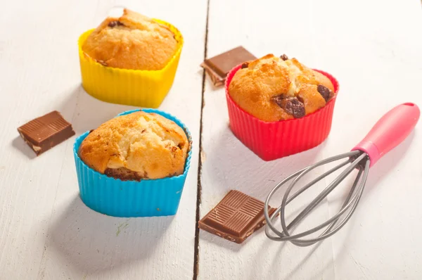 Προετοιμασία muffins. muffins σε καλούπια σιλικόνης πολύχρωμο σε λευκό boa — Φωτογραφία Αρχείου