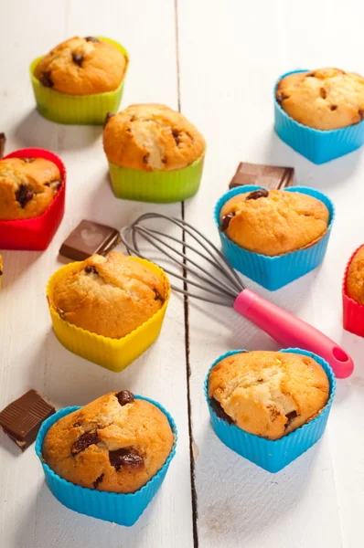 Prepara magdalenas. Muffins en moldes de silicona de colores sobre boa blanca —  Fotos de Stock