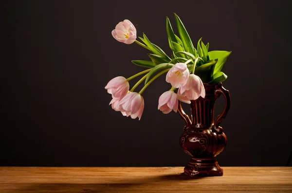 ばねの装飾。花瓶のピンクのチューリップ — ストック写真