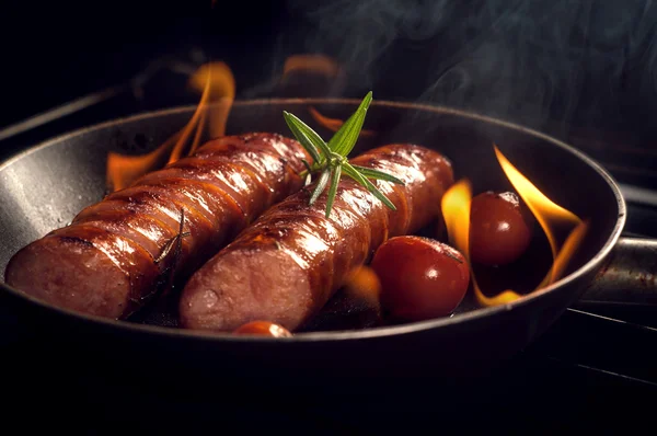 Linguiça grelhada com tomate cereja — Fotografia de Stock