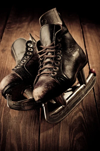 Vieux patins. Retoucher dans un style vintage . — Photo