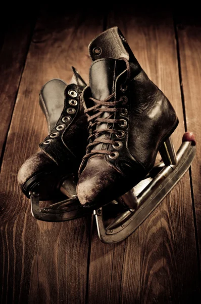 Vieux patins. Retoucher dans un style vintage . — Photo