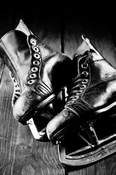 Old skates. Black and white photography — Stock Photo, Image