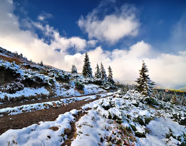 Dağlarda kar — Stok fotoğraf