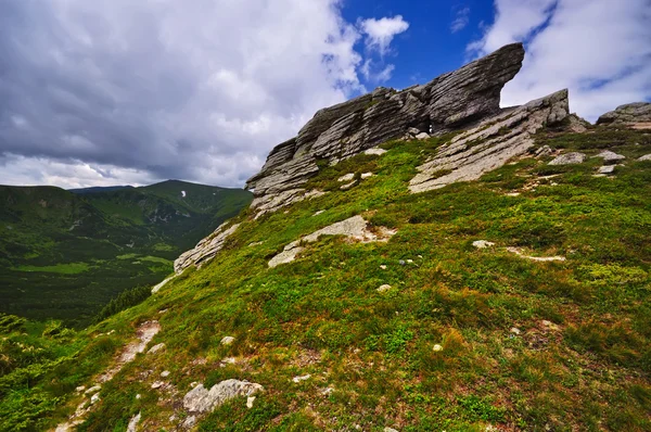 Rocce in montagna — Foto Stock