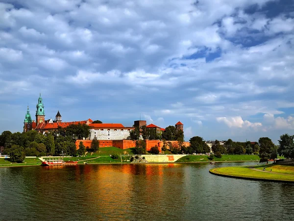 Duva och slottet i krakow — 图库照片