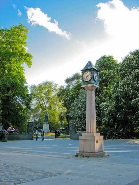 Parco della città e vecchio orologio (Svezia ) — Foto Stock