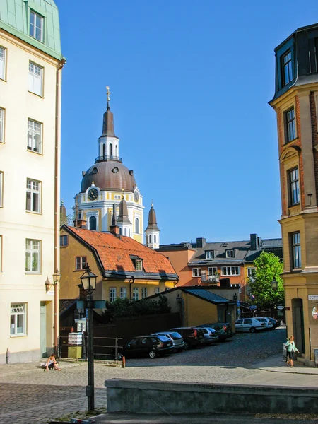 Street in Södermalm and church in the background — 图库照片