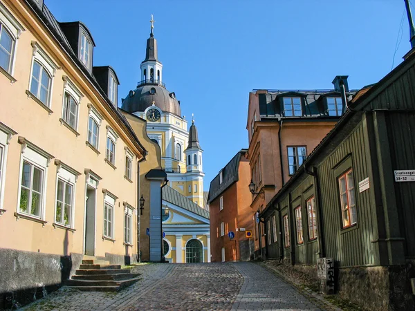 Street in Södermalm and church in the background — Stock Photo, Image