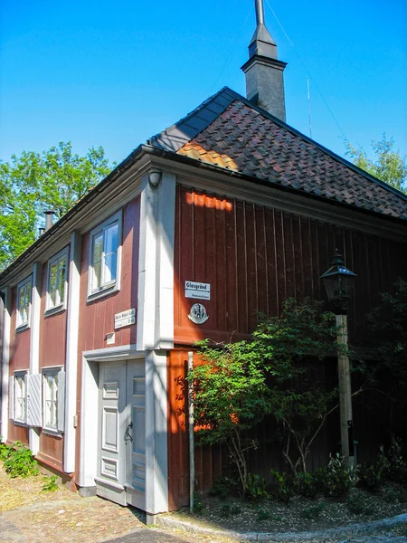 (İsveç Stokholm sokaklarda ahşap evler)