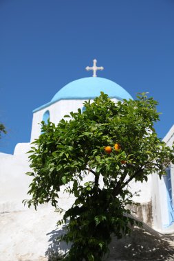 Kilise ve portakal ağacı paros Adası