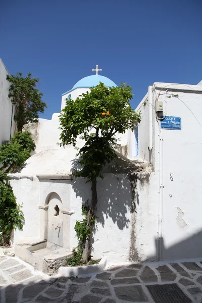 Chiesa e aranci sull'isola di Paros — Foto Stock