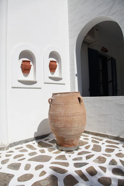 Sculpture and villa on Paros island — Stock Photo, Image