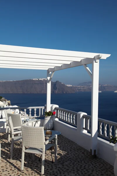 Hotel e varanda romântica na ilha de Santorini — Fotografia de Stock