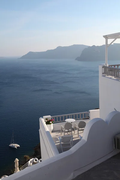Hotel e varanda romântica na ilha de Santorini Fotografia De Stock
