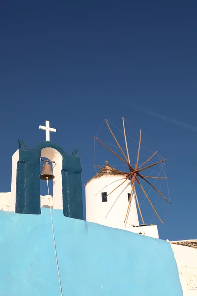 Mulino a vento sull'isola Santorini — Foto Stock