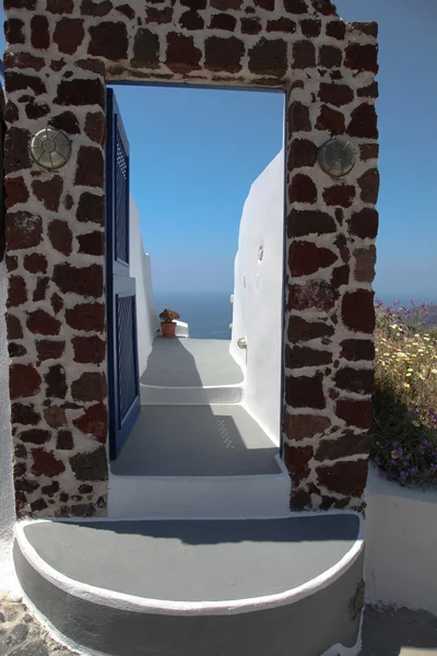 Melalui pintu menuju pantai di pulau Santorini — Stok Foto