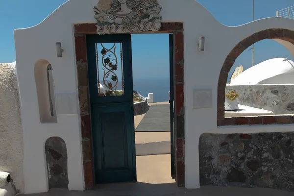 Através de uma porta em direcção ao mar na ilha de Santorini — Fotografia de Stock