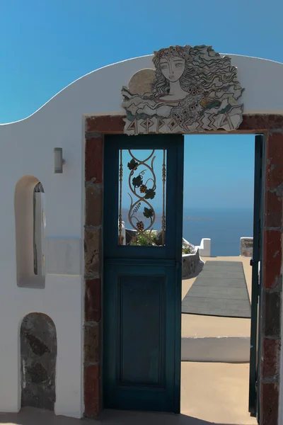Par une porte vers le front de mer sur l'île de Santorin — Photo
