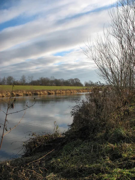 Río y campo durante el invierno — Foto de Stock