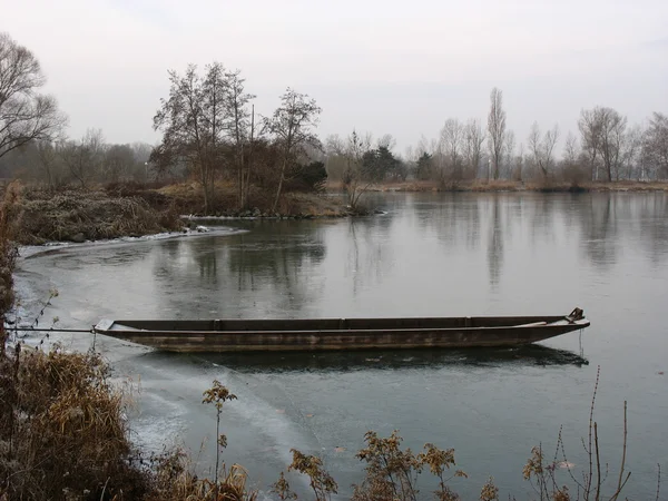 Гребной катер на озере зимой — стоковое фото