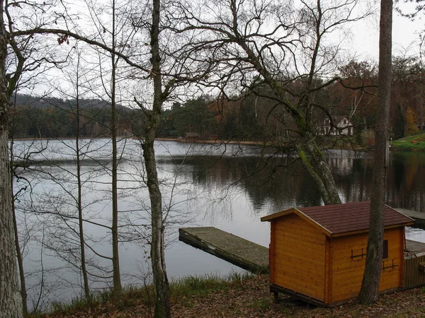 Pontón de madera y lago en los Vosgos — Foto de Stock