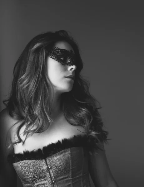 siyah beyaz maskeli seksi kadın