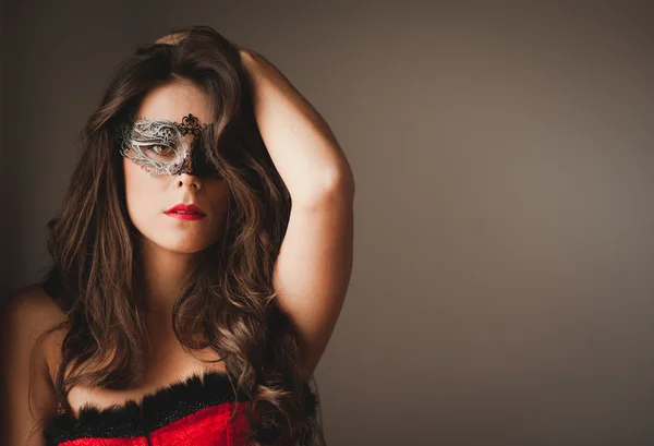 Kameraya bakarak maskeli seksi genç kadın