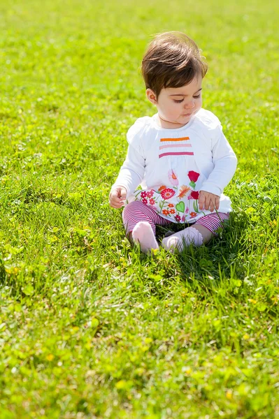 Little child looking at grass — Stock Photo, Image