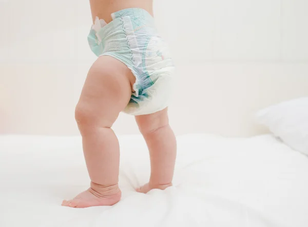 Piccolo bambino in piedi sui suoi piedi — Foto Stock