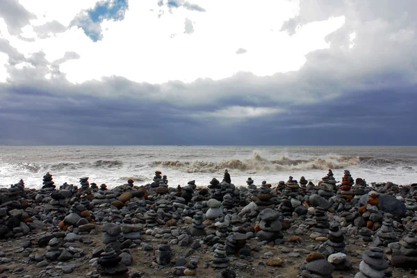 堆栈的特内里费岛的海滩上的石头 — 图库照片