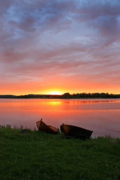 Zonsondergang op het meer — Stockfoto