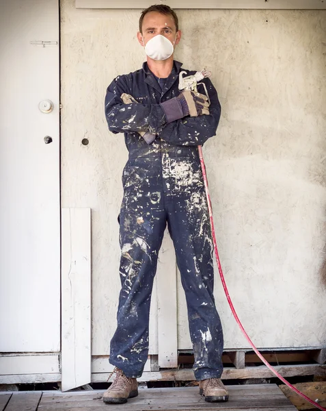 Handyman med färg spruta — Stockfoto