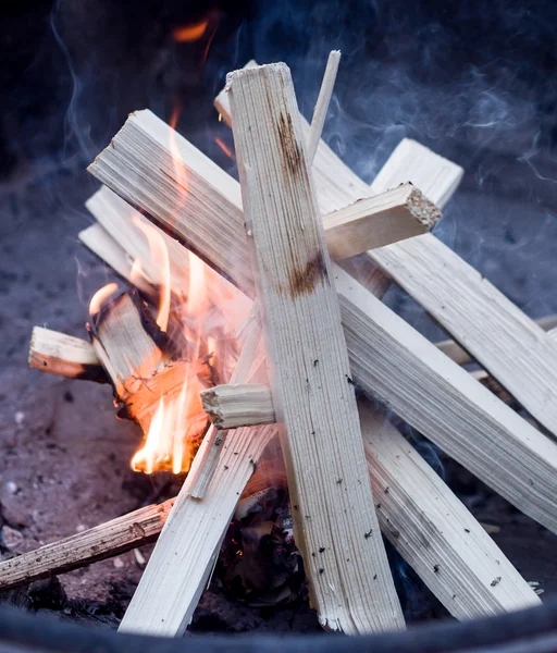 Accendere un fuoco — Foto Stock