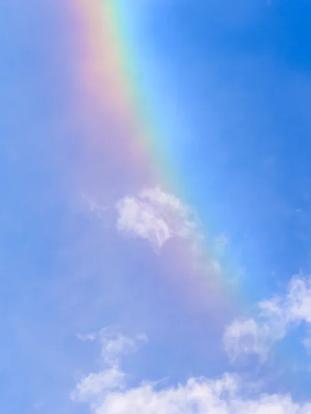 Arco-íris no céu azul — Fotografia de Stock