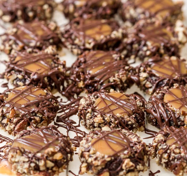 Cevizli karamel ve çikolata