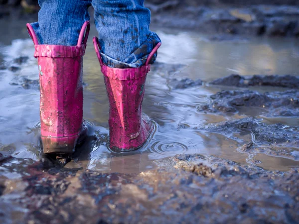 Mud puddle plezier — Stockfoto