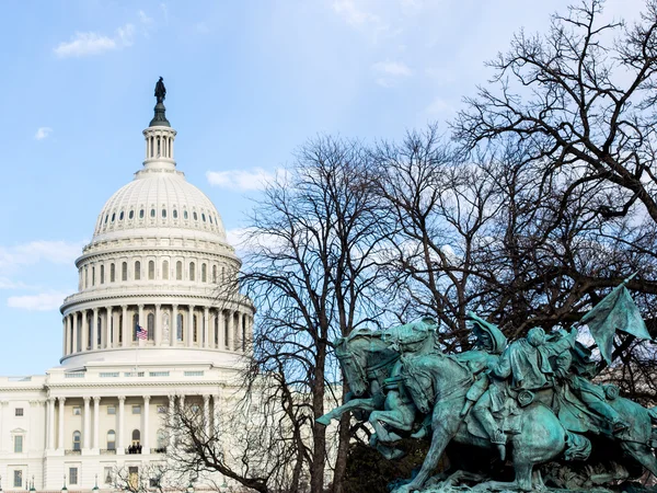 Capitolio y estatua de EE.UU. — Foto de Stock