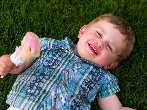 Menino comendo sorvete — Fotografia de Stock