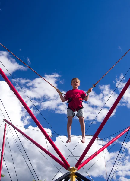 Criança bungee jumping — Fotografia de Stock