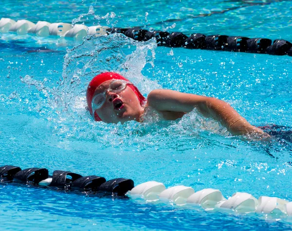 Boy swimming freestyle — Stock Photo, Image