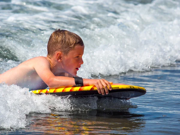 Дитина їзда хвилі — стокове фото