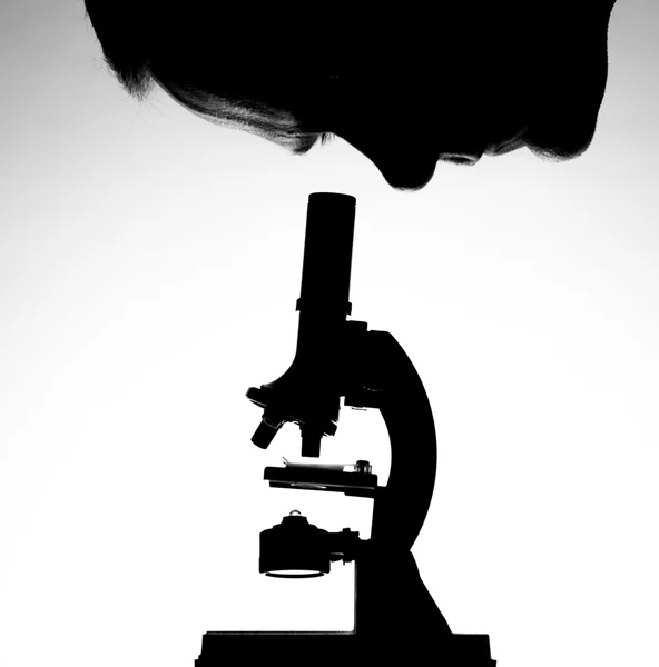 Επιστήμονας που κοιτάζει μέσα από μικροσκόπιο — Φωτογραφία Αρχείου