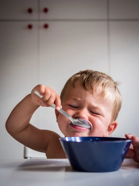 Njuter av frukostflingor — Stockfoto